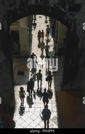 La Croatie, Split, les gens se promener le long de l'ulica, sous étroite Kresimirova archway, augmentation de la vue. Banque D'Images