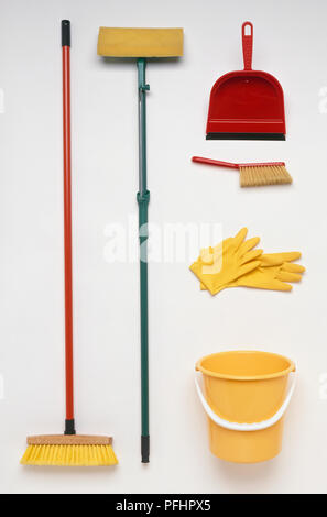 Nettoyage de l'équipement, un balai, une éponge, pelle et brosse, gants en caoutchouc, godet Banque D'Images