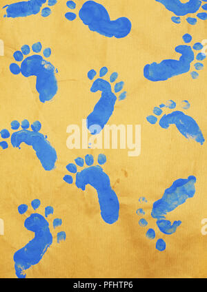 Blue footprints peint sur papier brun Banque D'Images