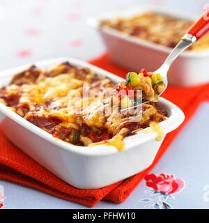 La viande hachée et de légumes dans un plat allant au four et enchiladas sur fourche, close-up Banque D'Images