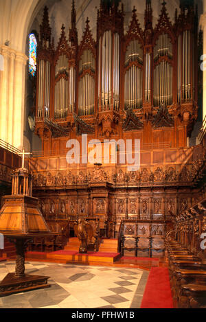 L'Espagne, Murcia, l'Iglesia Catedral de Santa Maria, orgue et intérieur en bois sculpté, vue du choeur Banque D'Images