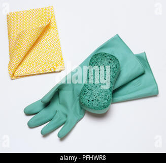Gants en caoutchouc bleu, éponge et serviette jaune pliée, Close up. Banque D'Images