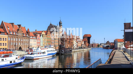 Gdansk, la vieille ville - le front de mer Motlawa. Sur le côté droit renouvelé en 2014 l'île de grenier Banque D'Images