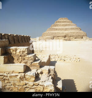 L'Egypte, Saqqara, la pyramide à degrés de Djoser ou Zoser, vue de côté. Banque D'Images