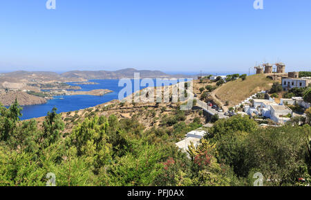 Les moulins à vent dans le coucher de soleil sur l'île de Patmos. L'archipel du Dodécanèse dans la mer Égée, Grèce voir Banque D'Images