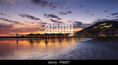 Coucher du soleil sur la plage à Agadir, au Maroc. Inscription : Dieu, patrie, Roi Banque D'Images