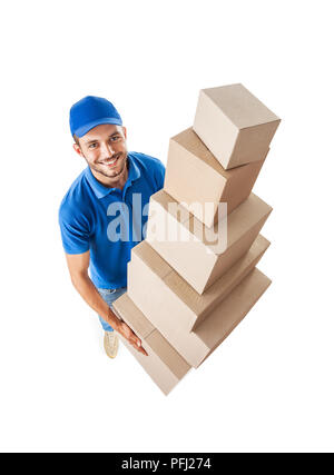 Top View of smiling express holding pile de boîtes de carton isolé sur fond blanc Banque D'Images