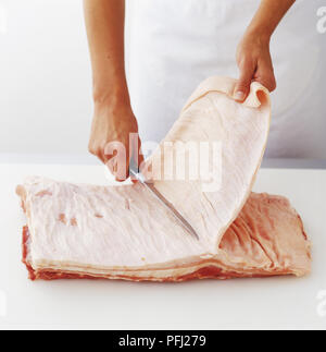 Le décapage de la couche de graisse off télévision tranche de viande crue Banque D'Images