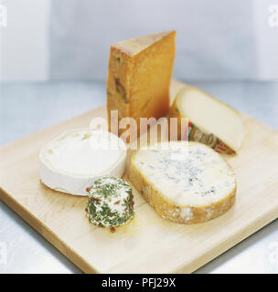 Plateau de fromage cheddar mature, y compris le fromage bleu, du fromage de chèvre, le fromage à la crème aromatisé aux herbes Banque D'Images