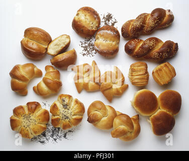 Une sélection de mets sucrés et salés, pains, tresses et croissants Banque D'Images