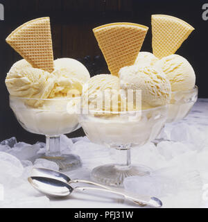 Trois bols en verre contenant de la glace à la vanille et décorer avec gaufres Banque D'Images