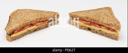 Deux sandwichs au fromage, tomate et faite avec du pain complet Banque D'Images