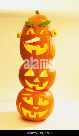 Une pile de trois citrouilles avec visages coupés en eux Banque D'Images
