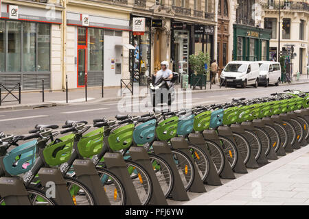 Velib Paris - location des vélos à station d'Rue Etienne Marcel à Paris, France, Europe. Banque D'Images