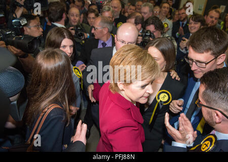 Nicola Sturgeon répond aux questions dans les premières heures après Theresa peut appelé un jeu d'élection parlementaire britannique. Glasgow en Écosse. 9 juin 2017. Banque D'Images