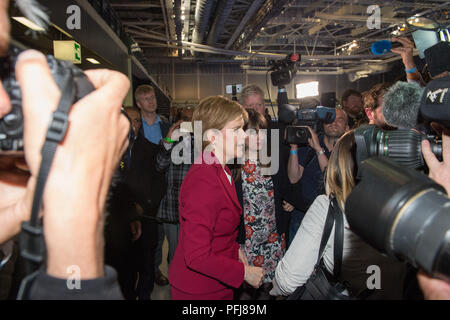 Nicola Sturgeon répond aux questions dans les premières heures après Theresa peut appelé un jeu d'élection parlementaire britannique. Glasgow en Écosse. 9 juin 2017. Banque D'Images