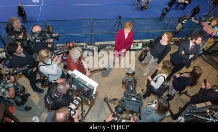 Nicola Sturgeon répond aux questions dans les premières heures après Theresa peut appelé un jeu d'élection parlementaire britannique. Glasgow en Écosse. 9 juin 2017. Banque D'Images