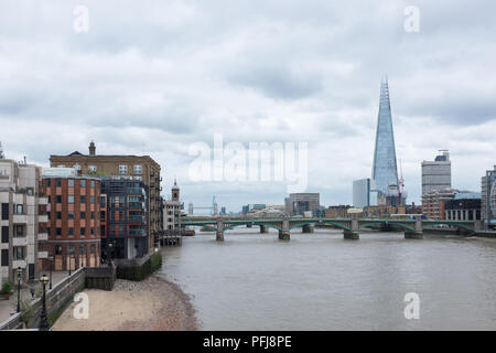 Le long de la Tamise, Millennium Bridge à l'Est, vers la construction d'échardes Banque D'Images