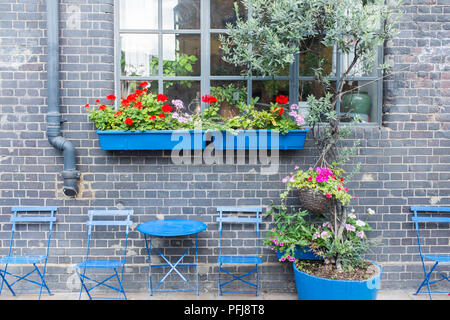 Tables et chaises bleu vif à l'extérieur de tas Pide restaurant mezze turc dans New Globe à pied par le Shakespeare Globe Theatre Banque D'Images