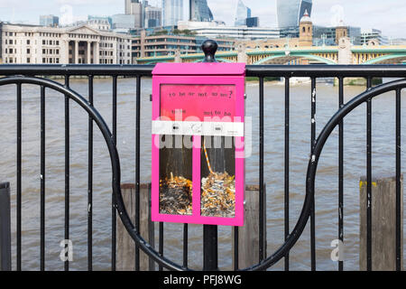 Être ou ne pas être rose pour bac bulletins de mégots jetés par la Tamise à Bankside, Londres Banque D'Images
