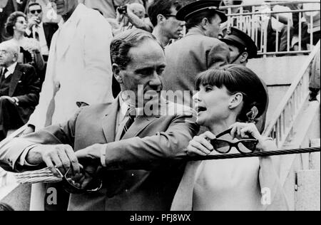 Audrey Hepburn, Mel Ferrer, spectateurs corrida, Madrid, 1964 Banque D'Images