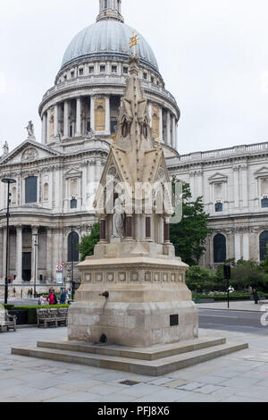 Le Saint-Laurent et Marie Madeleine Fontaine à boire en face de la Cathédrale St Paul à Cannon Street dans la ville de Londres Banque D'Images