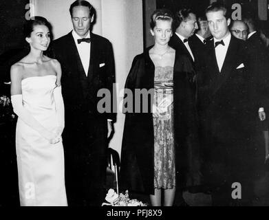 Audrey Hepburn, Mel Ferrer, prince Albert II, Paola Ruffo di Calabria, metropole cinéma, Bruxelles, 1959 Banque D'Images