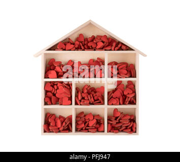 Maison en bois avec beaucoup de coeurs rouge isolé sur fond blanc Banque D'Images