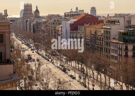 Célèbre Carrer Gran de Gràcia, à partir de la Casa Mila à Barcelone, Catalogne, Espagne. Banque D'Images