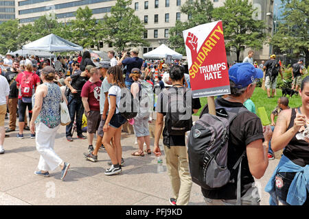 "La solidarité l'emporte sur la haine" sign colle d'un sac à dos dans Freedom Park à Washington D.C. au cours d'une manifestation de masse le 12 août 2018. Banque D'Images