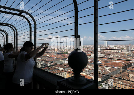 Mole Antonelliana, Turin, Piémont, Italie - vue de la ville de Turin et les Alpes depuis la terrasse panoramique