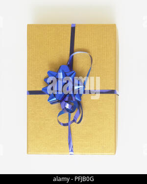Cadeau enveloppé dans du papier marron et ruban bleu Banque D'Images