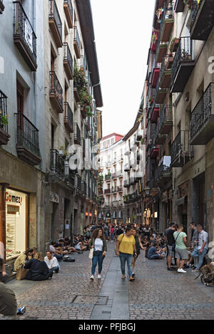 Les gens dans les rues et les bars de la ville historique de Bilbao, Espagne. Banque D'Images