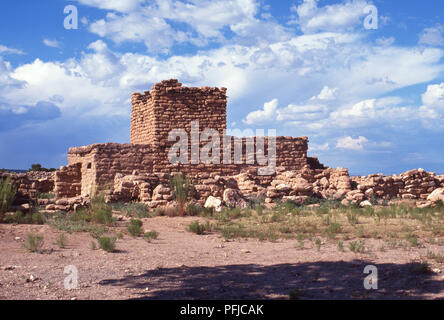 Village préhistorique en ruines au sommet de la Puye Cliff dwellings, Santa Clara Pueblo Réservation, Nouveau Mexique. Photographie Banque D'Images