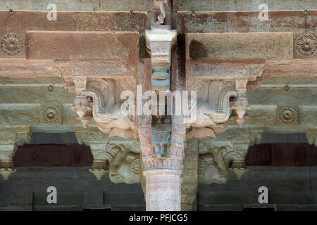 L'Inde, Rajasthan, Fort Amber, Diwan-i am, joliment sculptée entre crochets en haut de colonne, close-up Banque D'Images