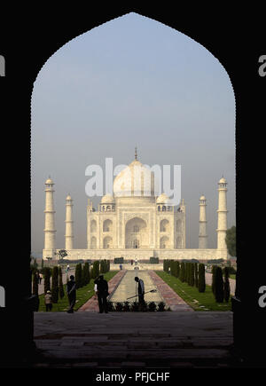 L'Inde, Uttar Pradesh, Agra, view of Taj Mahal par arc de main gate Banque D'Images