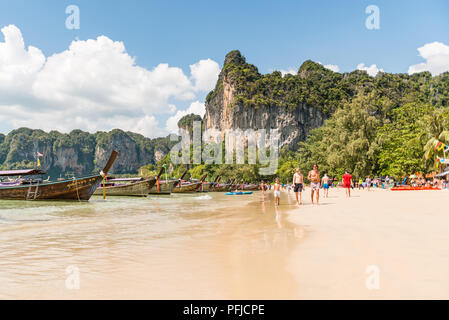 Sur les ferry-boats traditionnels en Railay Beach la province de Krabi, Thaïlande Banque D'Images