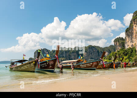 Sur les ferry-boats traditionnels en Railay Beach la province de Krabi, Thaïlande Banque D'Images