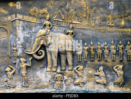 La Malaisie, Wat Nikrodharam, bas-relief de bronze en sanctuaire bouddhiste à Alor Setar Banque D'Images