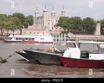 La Grande-Bretagne, l'Angleterre, Londres, la Tour de Londres comme vu à partir de la Tamise, les bateaux en premier plan Banque D'Images