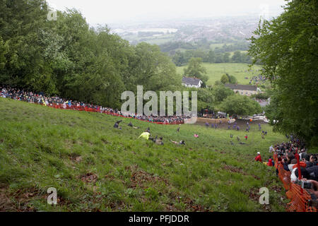 La Grande-Bretagne, l'Angleterre, Gloucestershire, Brockworth, Cooper's Hill, fromage, concours annuel de roulement foule regardant des concurrents on hillside Banque D'Images