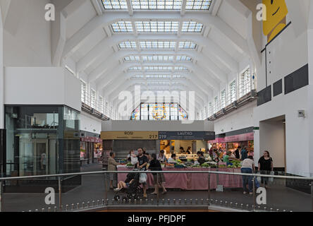 Voir des stands dans le hall du marché Ribera, Bilbao, Espagne. Banque D'Images