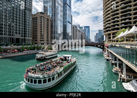 Vue sur le cruising yacht Chicago's Leading Dame de l'Etat rue Pont (Bataan-Corregidor Memorial Bridge), rivière de Chicago, le centre-ville de Chicago. Banque D'Images