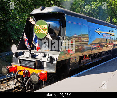 La flèche d'or à moteur à vapeur Oxenhope Station sur le 50e anniversaire de la vapeur dans le Yorkshire, Angleterre Banque D'Images