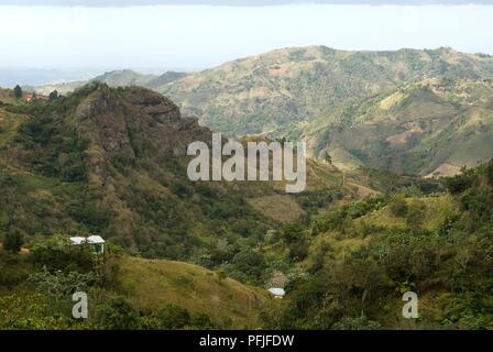 Puerto Rico, de la Cordillère, Ruta Panoramica, vue à travers les montagnes vers la mer Banque D'Images