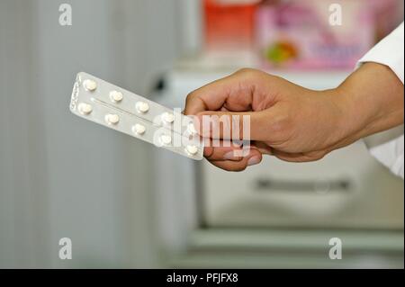 Hand holding out blister de comprimés Banque D'Images