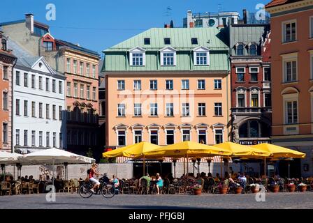 La Lettonie, Riga, Doma Laukums (Place de la cathédrale), cafés Banque D'Images