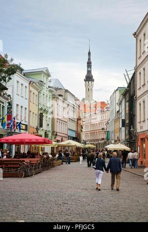 L'Estonie, Tallinn, Vieille Ville, la rue Viru, les gens à marcher le long de la rue piétonne bordée de cafés Banque D'Images
