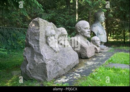 La Lituanie, près de Druskininkai, Grutas Park, bustes de Marx, Engels, Lénine et Staline Banque D'Images