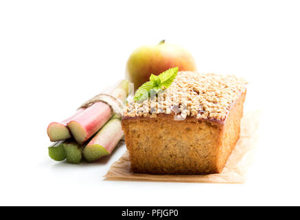 Gâteau à la cannelle et pommes maison garnie de confiture de rhubarbe et adouci l'avoine isolated on white Banque D'Images